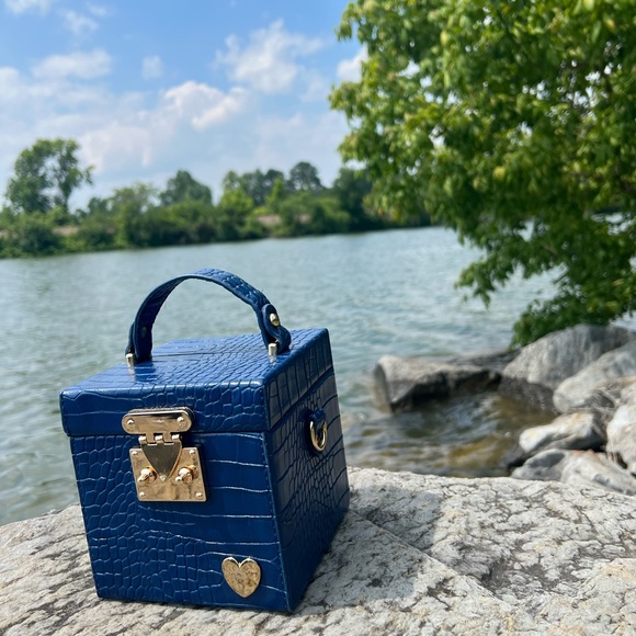 Crossbody box - Picture 3 of 3